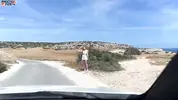 голосует и ловит попутку