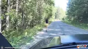 спортсменка садится в машину незнакомца