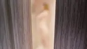подглядывает за бывшей в душе