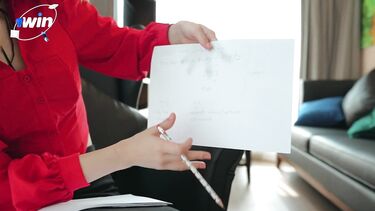 Иностранец трахает молодую училку русского языка в очках