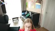 поощряет за успехи сладким минетом на коленях