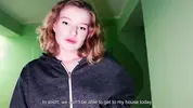 девушка встретила парня в подъезде
