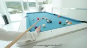 играют в бильярд на желание
