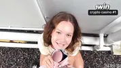 исполняет минет на улице