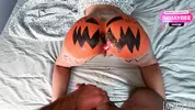 парень на Хэллоуин трахает раком девушку