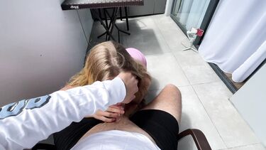 Отсосала и перепихнулась на балконе за кальян