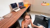 умело со слюнями делает минет в офисе