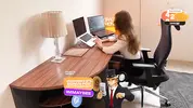 босс пристает к секретарше на работе