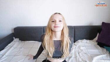 Кляп: Грубо трахает русскую подружку с кляпом во рту дома на диване