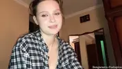 показывает большие сиськи под рубашкой