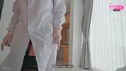 пальцами лезет под халат врачихи к киске