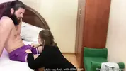 падает на колени и умоляет, возбуждая бородача