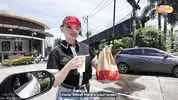 неуклюжая сотрудница Мака нарывается на секс
