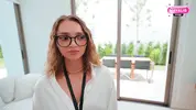 риэлторша в очках строчит минет клиенту