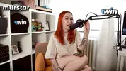 анонсирует ASMR домашку перед микрофоном