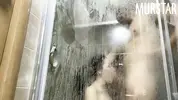 Тома Мур строчит минет в душе