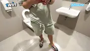 в туалете кафе