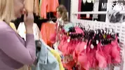 парочка на шопинге в Синсее