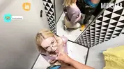 пацан дрочит и кончает в рот в примерочной кабинке