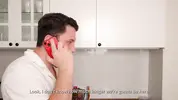 говорит по телефону с другом, чья жена сосет писюн