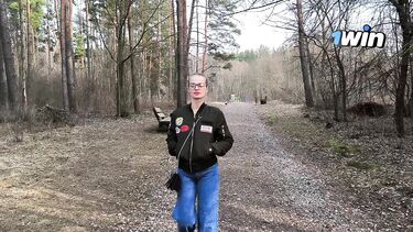 Русская в очках сосет член незнакомцу в загородном парке