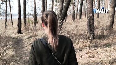 В парке: Русская в очках сосет член незнакомцу в загородном парке