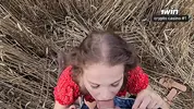 девушка в платье делает минет от первого лица