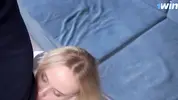 светловолосая падчерица делает минет