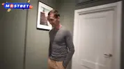 просит лучшего друга присоединится к групповухе