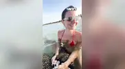 парень кончил под водой и излил много спермы