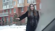 снимает телочку на улице