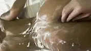 засовывает обратно вывернутую сраку