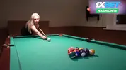 милфа катает шары на бильярде
