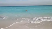 богиня Моника Фокс выходит из моря