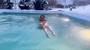 обнаженной купается в бассейне зимой