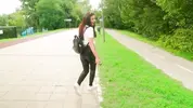 потащила приятеля в кусты и отсосала на корточках