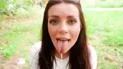 глотает сперму со счастливым лицом
