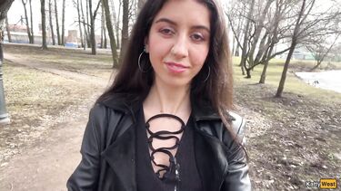 прогулка со спермой: Сосет член в парке и гуляет со спермой на лице