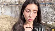 гуляет по парку со спермой на лице