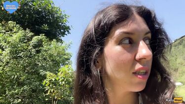 Katty West на пляже: Кэтти Вест гуляет по пляжу в Таиланде со спермой на лице