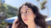 гуляет по пляжу рядом с отдыхающими со спермой на лице