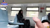 незнакомец дрочит в поезде перед брюнеткой