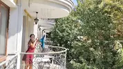 пранкер подкатывает к зрелой маме друга