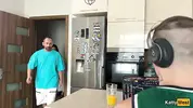 в гости пришел друг мужа
