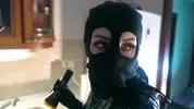 грабительница в кожаном комбинезоне обносит дом
