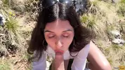 брюнетка отсасывает парню в горах