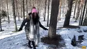 девушка заблудилась в зимнем лесу