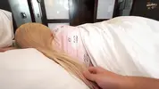 пристает к спящей сестре ранним утром