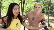 парень знакомится с семейной парой на улице