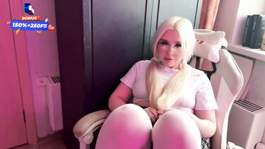 Blondessa: В воспитательных целях староста из универа дала мне себя трахнуть